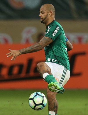 Mostrou classe: Felipe Melo leva como abusado após sombrero em Nenê