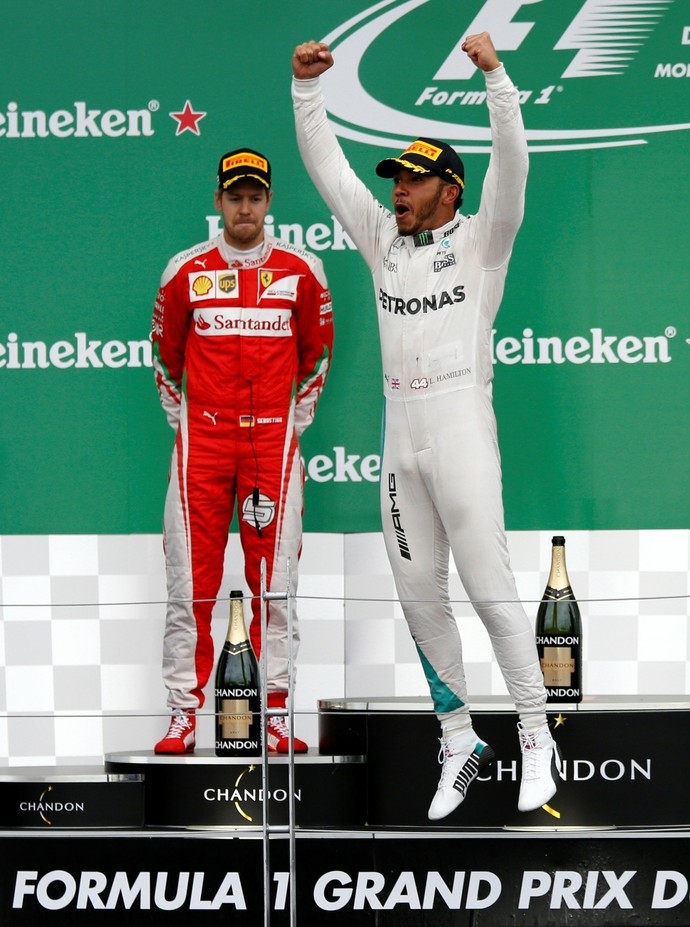 Lewis Hamilton e Sebastian Vettel no pódio do GP do Canadá (Foto: Reuters)