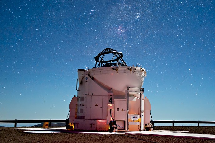 Mas o que se vê da superfície é só a ponta do iceberg deste telescópio, que possui uma série de túneis subterrâneos. (Foto: ESO/ G. Lombardi, José Francisco Salgado, J.L. Dauvergne &amp; G. Hüdepohl (atacamaphoto.com))