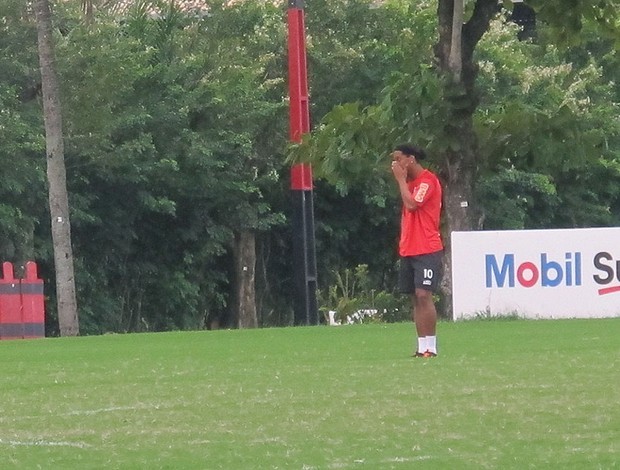 Ronaldinho Gaúcho isolado no treino do Flamengo (Foto: Janir Junior / Globoesporte.com)