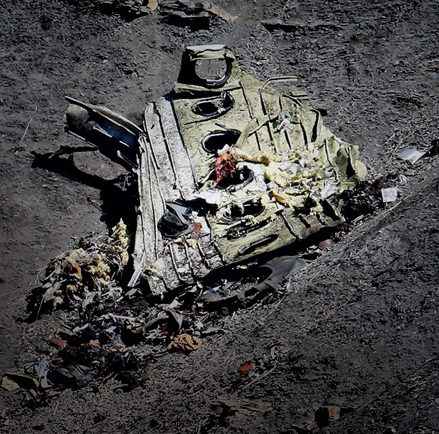 ALGOZ? Destroços do avião do voo 4U 9525, que caiu nos Alpes franceses. Abaixo, o copiloto Andreas Lubitz. Ele teve culpa pelas 150 mortes? (Foto: Emmanuel Foudrot e Reuters)