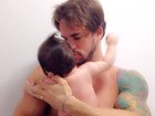 Ex-BBB Rodrigo mostra músculos e posa com a filha