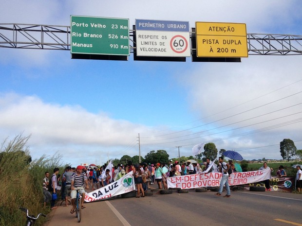 Manifestantes DO MAB e FTB bloquearam a BR-364 em Rondônia durante a manhã deste terça-feira (10) (Foto: Hosana Morais/G1)