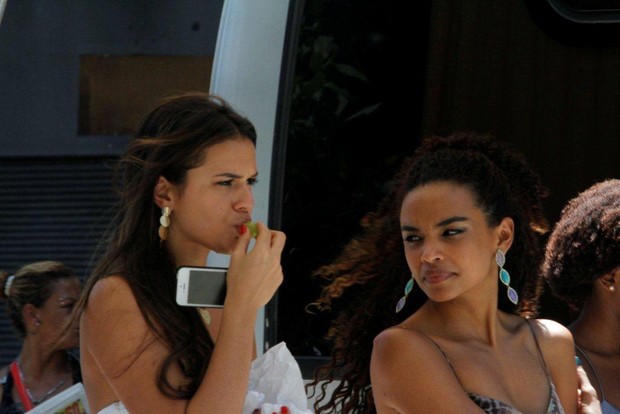 Bruna Marquezine e Lucy Ramos gravam "Salve Jorge" (Foto: Onofre Veras / AgNews)