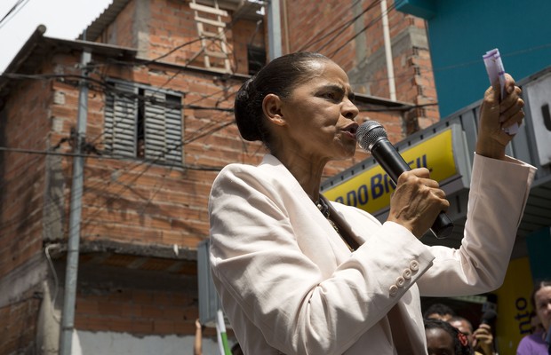 A candidata do PSB, Marina Silva, discursa em Paraisópolis, em São Paulo (Foto: Andre Penner/AP)