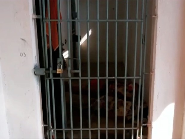 Policiais arcam até com alimentação de presas detidas em delegacia de MT (Foto: Reprodução/TVCA)