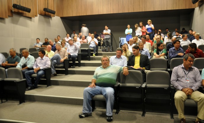 Dirigentes e autoridades esportivas são recebidos no auditório da TV Morena (Foto: Hélder Rafael)