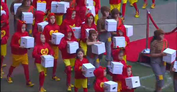 Crianças vestidas de Chapolin para homenagear Bolaños (Foto: Reprodução/Televisa)