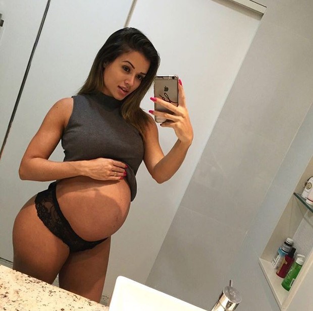 Aryane Steinkopf mostra a barriga de grávida (Foto: Reprodução/Instagram)
