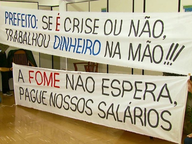 Servidores protestaram contra medidas anti-crise da Prefeitura de Lavras (MG) (Foto: Reprodução EPTV) Servidores protestaram contra medidas anti-crise da Prefeitura de Lavras (MG) (Foto: Reprodução EPTV)