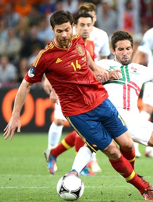 Xabi Alonso na partida da Espanha contra Portugal (Foto: AFP)