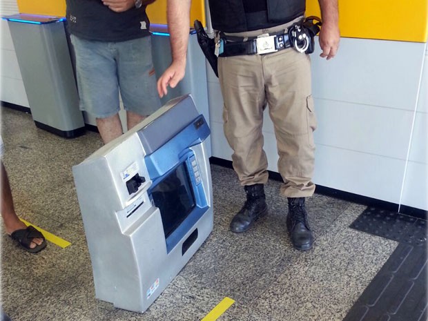 'Chupa-cabra' é apreendido em caixa eletrônico de Varginha, MG (Foto: Reprodução EPTV) 'Chupa-cabra' é apreendido em caixa eletrônico de Varginha, MG (Foto: Reprodução EPTV)