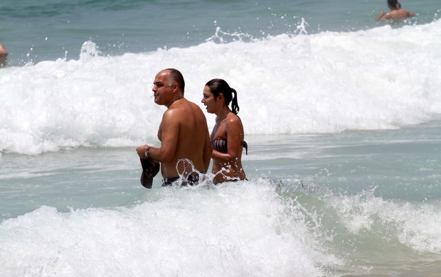 Patrícia Poeta na praia do Leblon com o marido (Foto: Wallace Barbosa / AgNews)