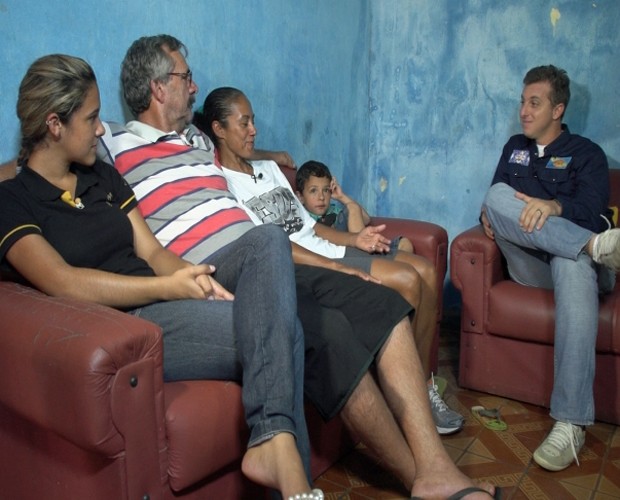 Luciano conversa com a família Fortunato (Foto: Caldeirão do Huck/TV Globo)