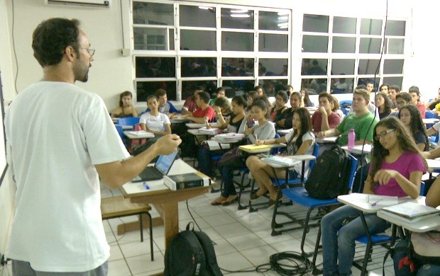 Estudantes buscam preparação para as provas do Enem que serão aplicadas em novembro (Foto: Bom Dia Amazônia)