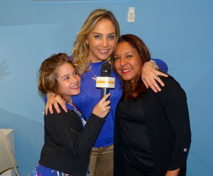 Heloíza Périssé se diverte com filha Antônia e cabeleireira  (Foto: Felipe de Oliveira/Gshow)