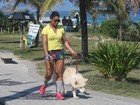 Com 'farol aceso', Adriana Bombom caminha na orla da Barra, no Rio