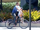 Rodrigo Hilbert leva os dois filhos em passeio de bicicleta no Rio