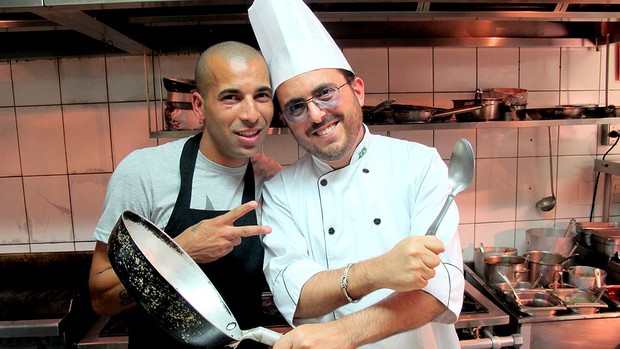 Emerson Sheik do Corinthians em restaurante (Foto: Leandro Canônico)