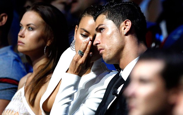 Cristiano Ronaldo com a namorada Irina Shayk na premiação da UEFA (Foto: Reuters)