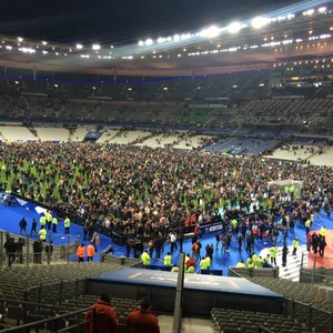 Foto mostra torcedores dentro de estádio após jogo da França (Reprodução/Twitter/ArLeparmentier)