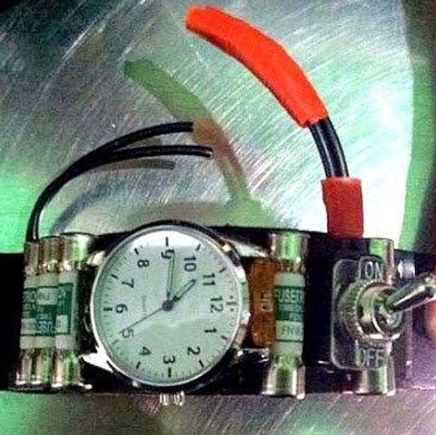 Um relógio usado em uma fantasia foi apreendido no Oakland International Airport por se parecer com um ativador de bomba (Foto: Reprodução/Instagram/TSA)