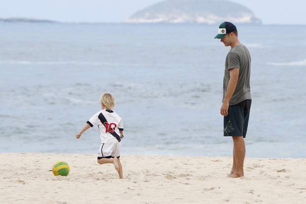 Fernanda Lima e Rodrigo Hilbert com os filhos na praia do Leblon (Foto: Gil Rodrigues/ FotoRio News)