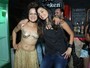 Lan Lanh, com figurino ousado, posa com Emanuelle Araújo após show