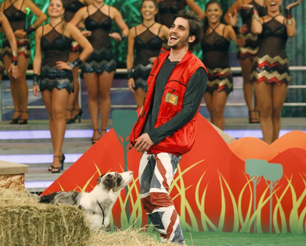 Fiuk se diverte com Gaia no palco (Foto: Domingão do Faustão / TV Globo)