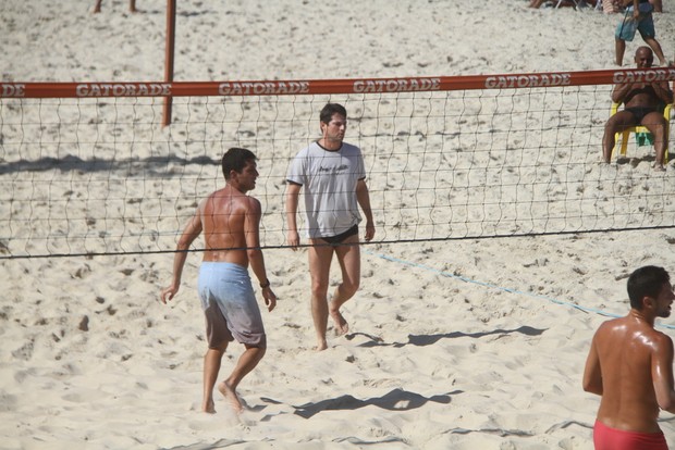 Marcelo Serrado na praia jogando futevôlei com amigos (Foto: Daniel Delmiro/AgNews)