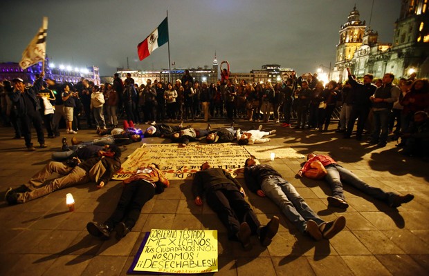 Manifestantes protestam contra morte de estudantes em frente ao palálcio presidencial na Cidade do México, neste sábado (8) (Foto: Edgard Garrido/Reuters)