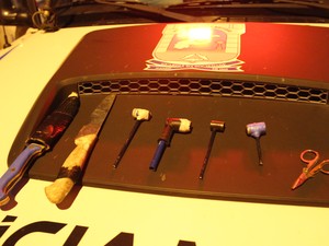 Policiais apreenderam facas, drogas e material para o uso da droga (Foto: Ellyo Teixeira/G1) Policiais apreenderam facas, drogas e material para o uso da droga (Foto: Ellyo Teixeira/G1)