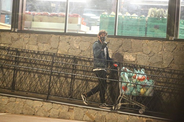 AGN_1930507 - *EXCLUSIVO* Rio de Janeiro, BRASIL - Felipe Roque sai do mercado com carrinho lotado na Barra da Tijuca.Pictured: Felipe RoqueAgNews 11 MAIO 2020 BYLINE MUST READ: AgNews / AgNewsXico Silvatelefone: (21) 98240-2501email: agnews.fotografia@g (Foto: AgNews / AgNews) AGN_1930507 - *EXCLUSIVO* Rio de Janeiro, BRASIL - Felipe Roque sai do mercado com carrinho lotado na Barra da Tijuca.Pictured: Felipe RoqueAgNews 11 MAIO 2020 BYLINE MUST READ: AgNews / AgNewsXico Silvatelefone: (21) 98240-2501email: agnews.fotografia@g (Foto: AgNews / AgNews)