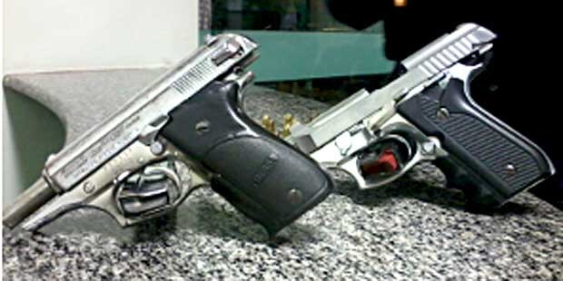 Pistolas apreendidas pela PM em evento em Samambaia, no DF (Foto: Polícia Militar/Divulgação)