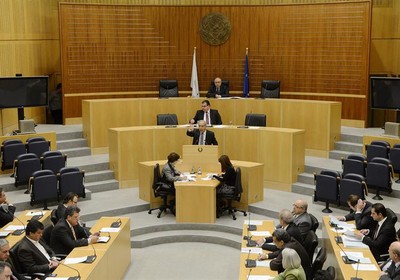 Parlamentares do Chipre votam e rejeitam o confisco dos depósitos bancários da população (Foto: Agência EFE)