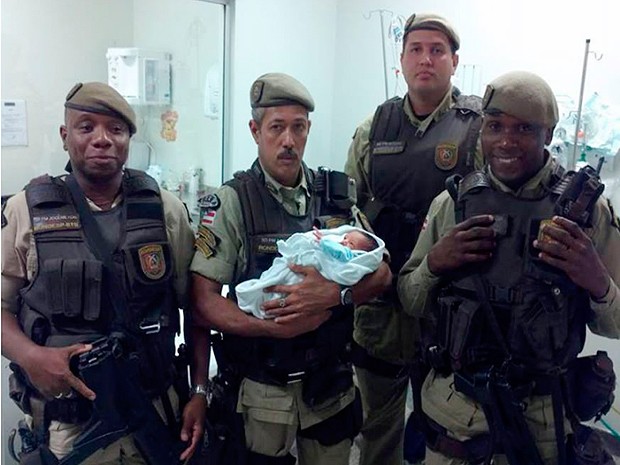 Bebê foi encontrado por populares que acionaram a polícia em Salvador, Bahia (Foto: Polícia Militar/ Divulgação)