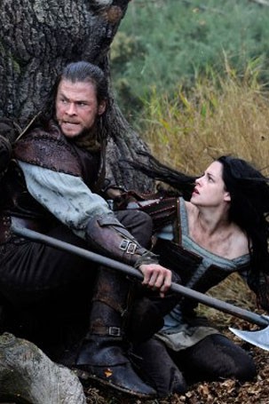 Chris Hemsworth e Kristen Stewart estrelam a versão "Branca de Neve e o Caçador" (Foto: Divulgação / Reprodução)