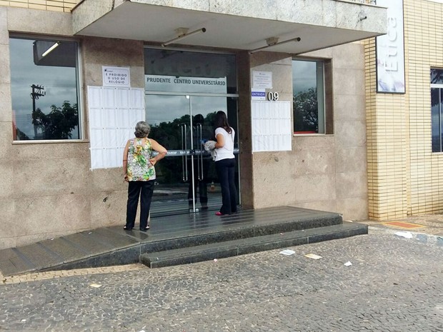 Candidata chegou às 13h15 e não conseguiu entrar (Foto:  Lélio Ramos/TV Fronteira)
