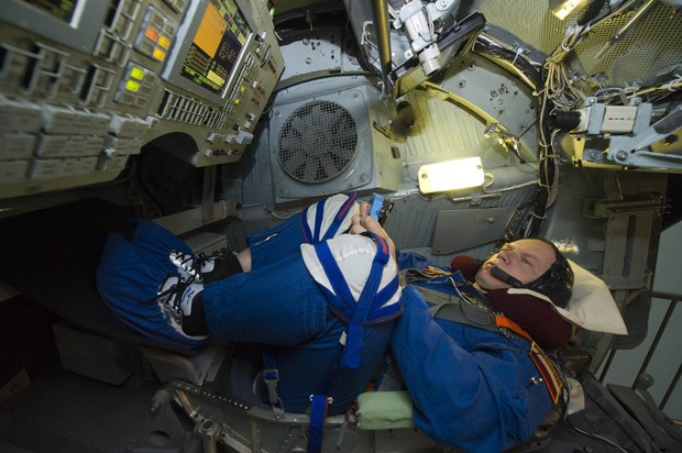 Oleg Kotov realiza treinamento para participar de missão espacial na ISS. (Foto: Reuters/Sergei Remezov)