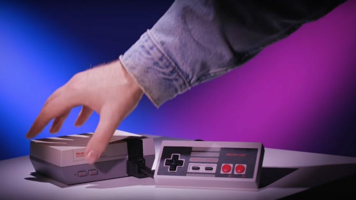 NES Classic é tão pequeno que cabe na palma da mão (Foto: Divulgação/Nintendo)