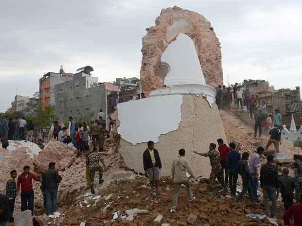 Torre Darahara, em Katmandu, ficou em ruínas. (Foto: Prakash Mathema / AFP Photo)