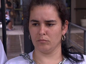 Mãe se desesperou e decidiu se acorrentar em Fórum para protestar (Foto: Reprodução/RBS TV)