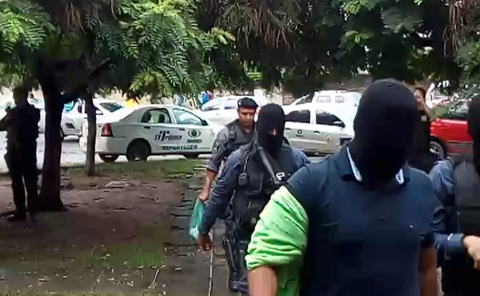 Policiais militares foram presos na 'Operação Duas Caras', no Recife (Foto: Reprodução/TV Globo)