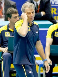 Bernardinho na partida Brasil e Russia vôlei (Foto: Reuters)