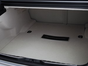 Porta-malas do Maserati Quattroporte tem 530 litros (Foto: Caio Kenji/G1)