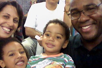 Manu e a família em jogo do São José Basquete (Foto: Tarcísio Soares/Arquivo Pessoal)