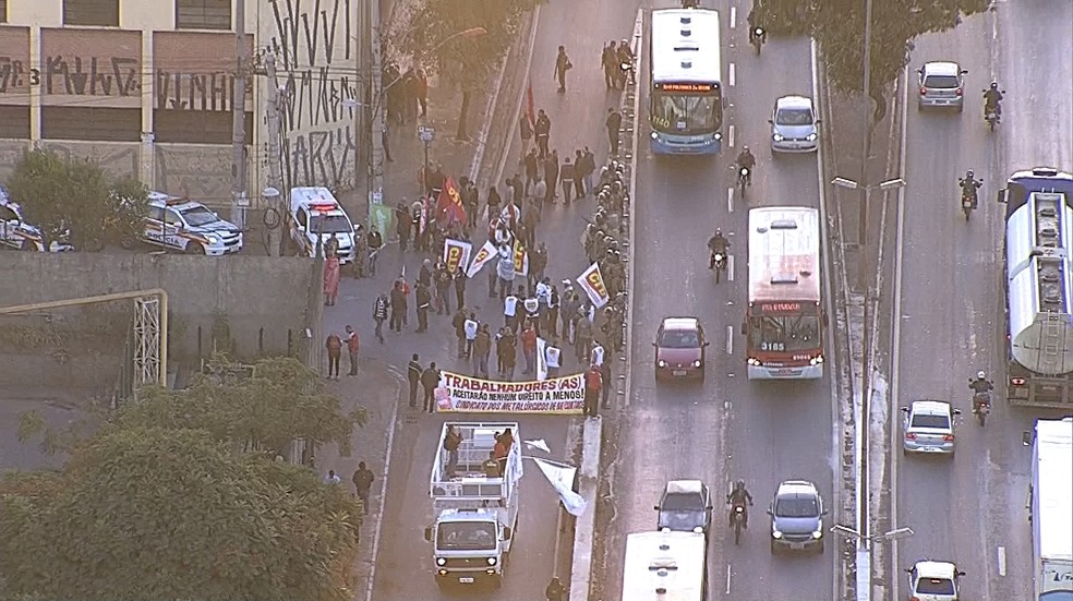 Trabalhadores fazem protesto na região da Praça da Cemig, em Contagem (Foto: Reprodução/TV Globo)