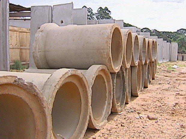 Obras de transposição do córrego Barreinho estão abandonadas (Foto: Reprodução TV TEM) Obras de transposição do córrego Barreinho estão abandonadas (Foto: Reprodução TV TEM)