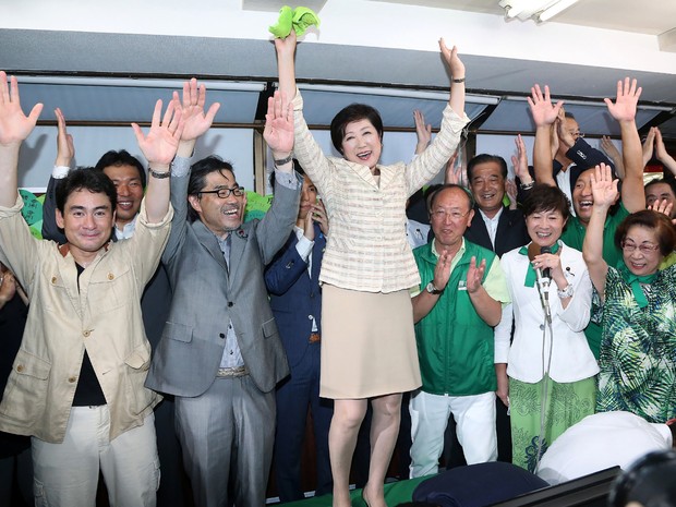 Yuriko Koike (centro) e seus apoiadores celebram sua vitória como governadora de Tóquio neste domingo (31)  (Foto: Jiji Press/AFP)