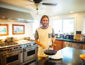 Matti Wilkinson na cozinha da casa que divide com Fanning e Medina (Foto: Reprodução/Instagram)